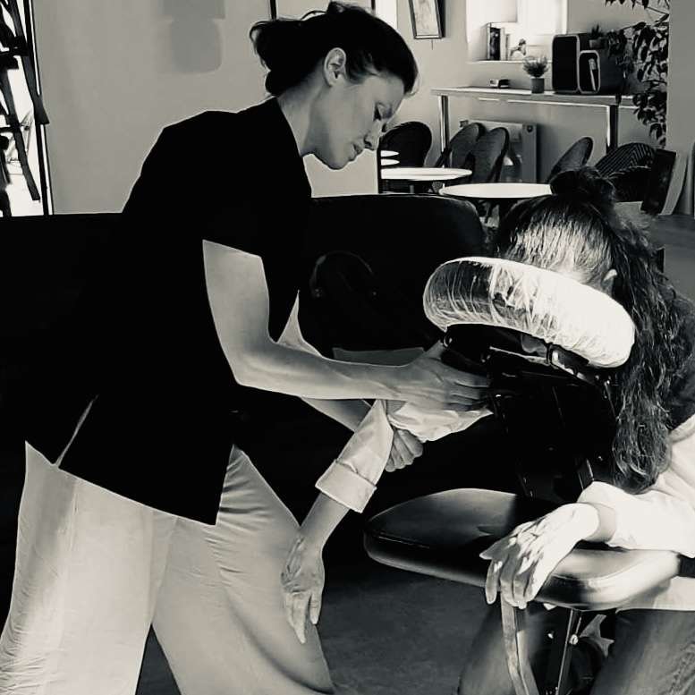Massage assis sur chaise idéal pour vos interventions en entreprise ou événements. Devis sur demande.