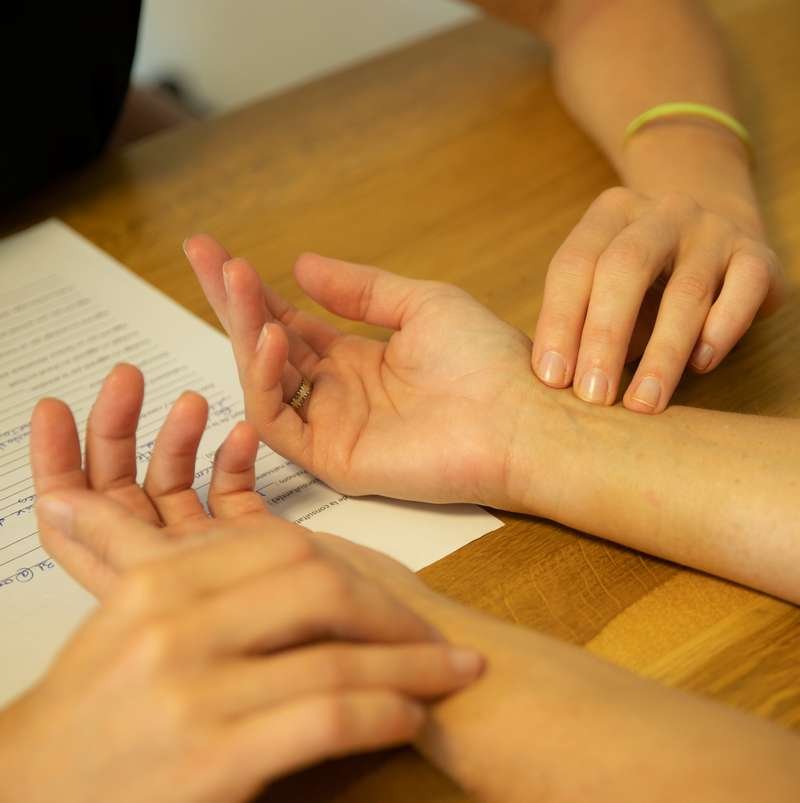 Prestation de séance d'énergétique chinoise à Toulouse (prise des pouls en MTC).