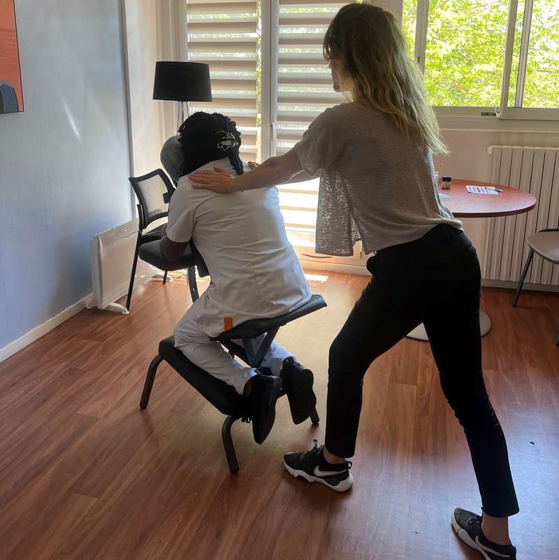 Le massage assis Tui Na est une prestation bien-être qui peut se déployer en entreprise à Toulouse, et en France. Proposée par Aline Cassard pour détendre les tensions musculaires et améliorer le bien-être des salariés sur leur lieu de travail