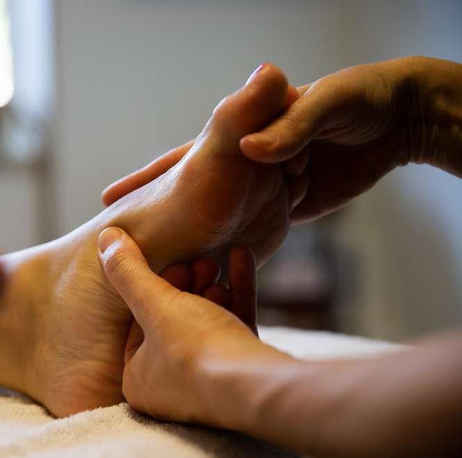 Réflexologie plantaire en entreprise en Haute-Garonne, une prestation bien-être proposée par Aline Cassard pour favoriser la détente, relancer l’énergie et améliorer l’équilibre global des collaborateurs